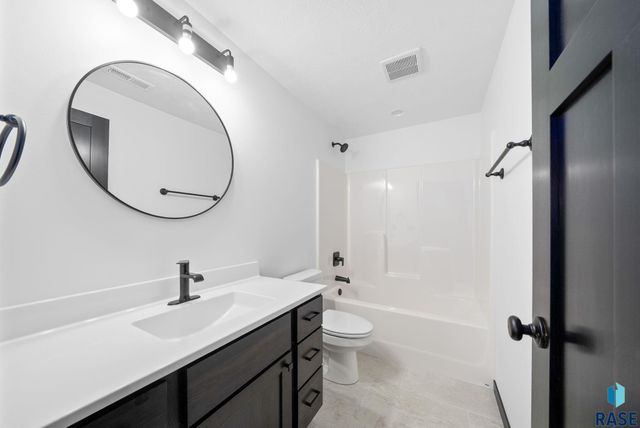 6709 E 37th St Street, Sioux Falls, SD 57110