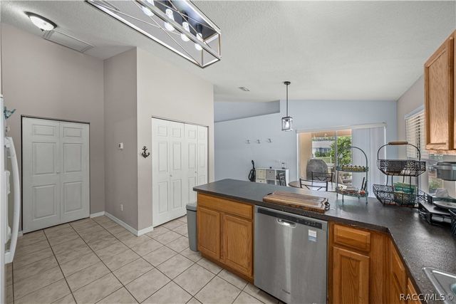 2720 W Royal Palm Drive, Citrus Springs, FL 34434