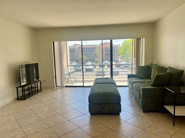 4000 N Hills Drive 28, Hollywood, FL 33021