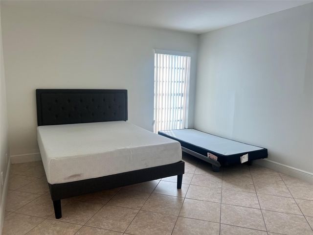 4000 N Hills Drive 28, Hollywood, FL 33021