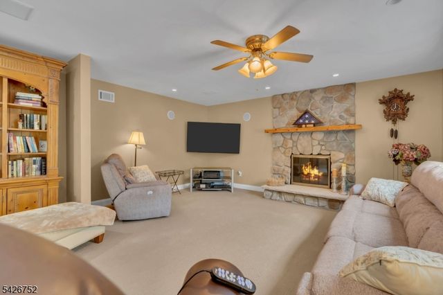 617 Van Liew Ct, Hillsborough Twp., NJ 08844