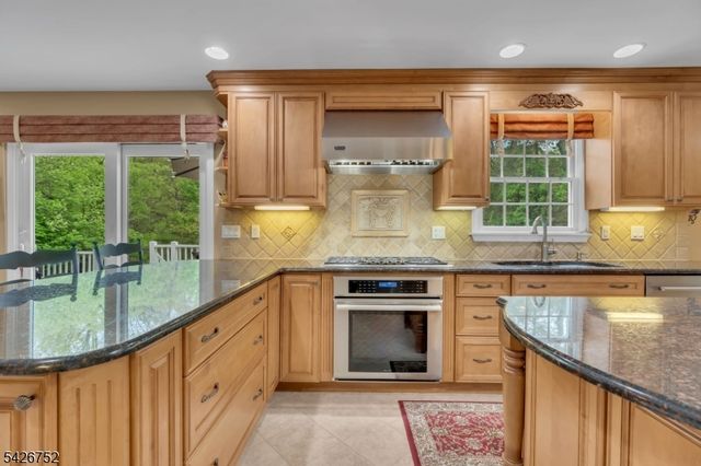617 Van Liew Ct, Hillsborough Twp., NJ 08844