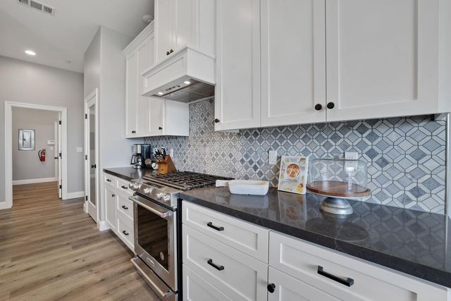 9467 E Jahant Rd, Acampo, CA 95220