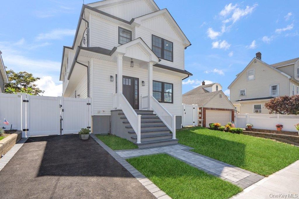 101 Brown Street, Mineola, NY 11501 — exterior