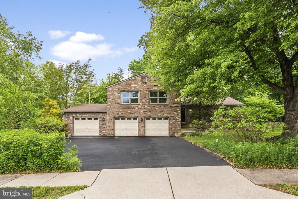 12484 WENDELL HOLMES RD, Herndon, VA 20171
