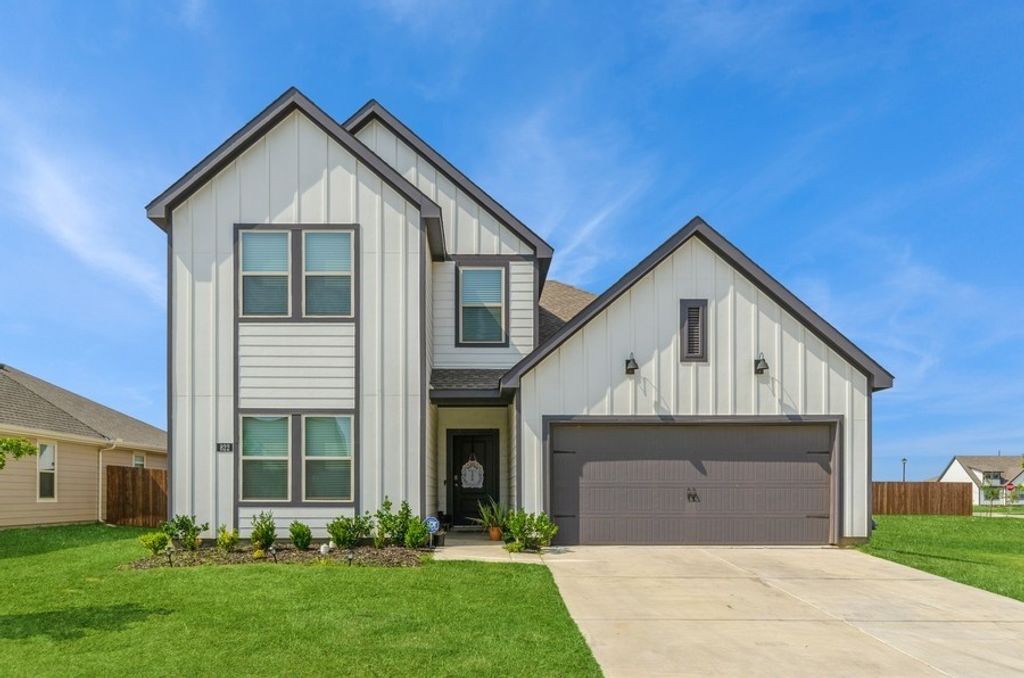 822 Amelia Court, Pilot Point, TX 76258