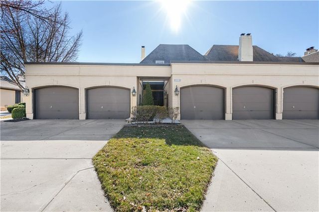 6735 W 108th Terrace, Overland Park, KS 66211