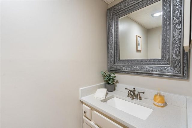 6735 W 108th Terrace, Overland Park, KS 66211