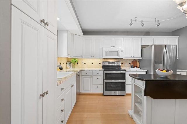 6735 W 108th Terrace, Overland Park, KS 66211