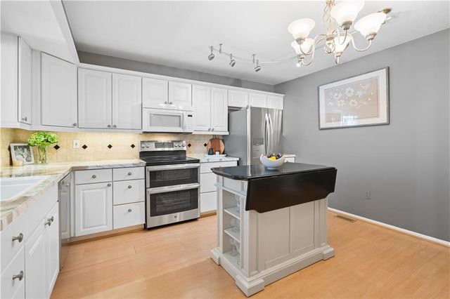 6735 W 108th Terrace, Overland Park, KS 66211