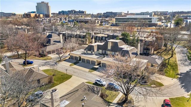 6735 W 108th Terrace, Overland Park, KS 66211