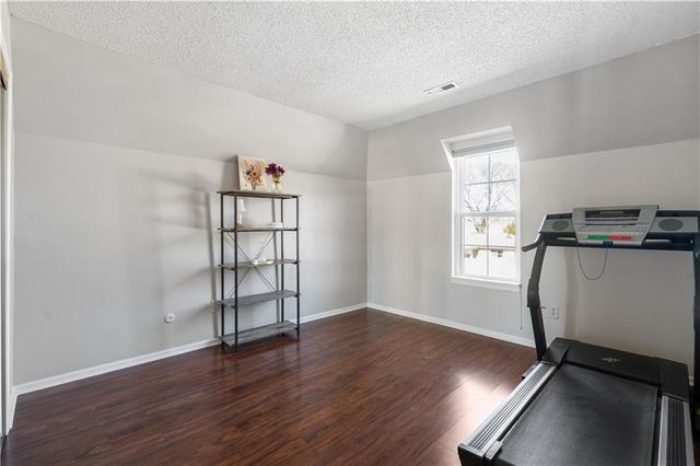 6735 W 108th Terrace, Overland Park, KS 66211