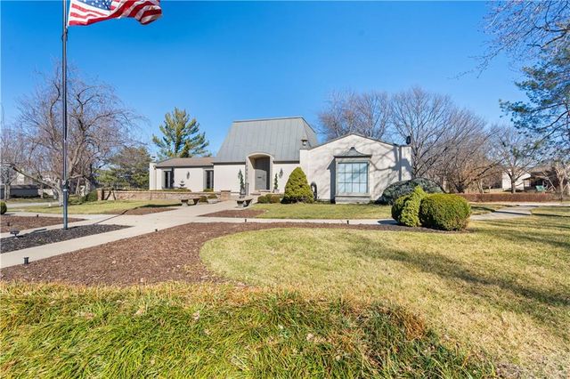 6735 W 108th Terrace, Overland Park, KS 66211