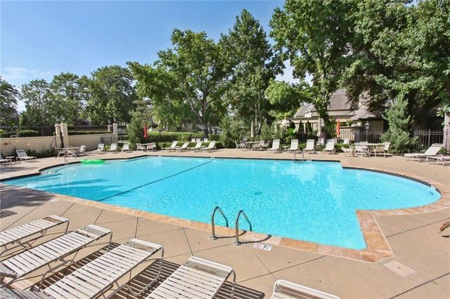 6735 W 108th Terrace, Overland Park, KS 66211