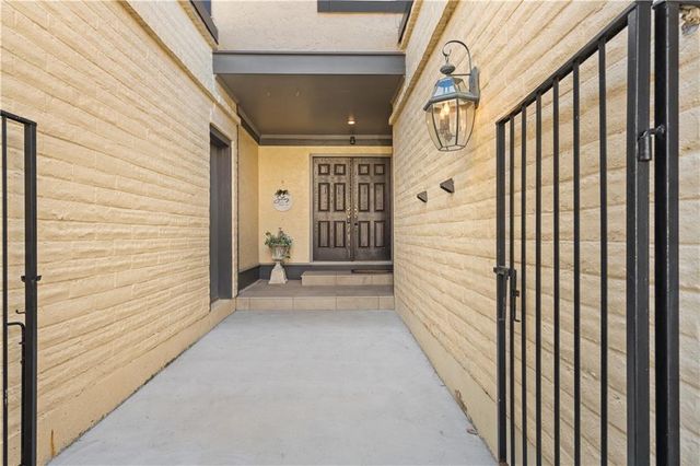 6735 W 108th Terrace, Overland Park, KS 66211