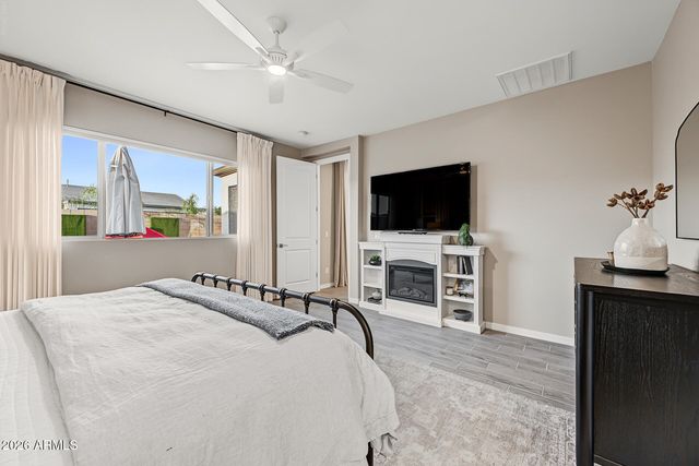 17262 W BUTLER Avenue, Waddell, AZ 85355