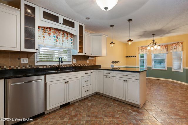 4605 Shadyview Dr, Floyds Knobs, IN 47119