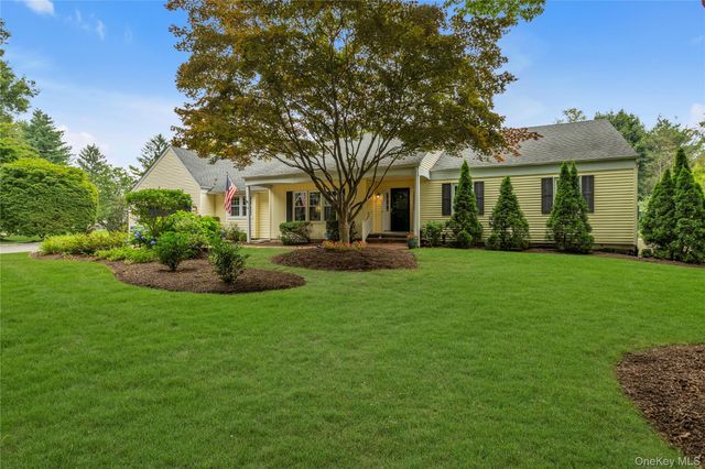 16 Makanna Drive, Huntington, NY 11743