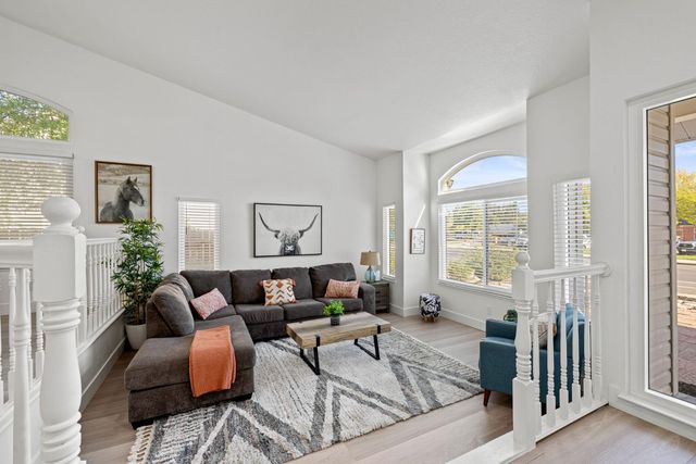 8917 Old Creek Dr, Elk Grove, CA 95758