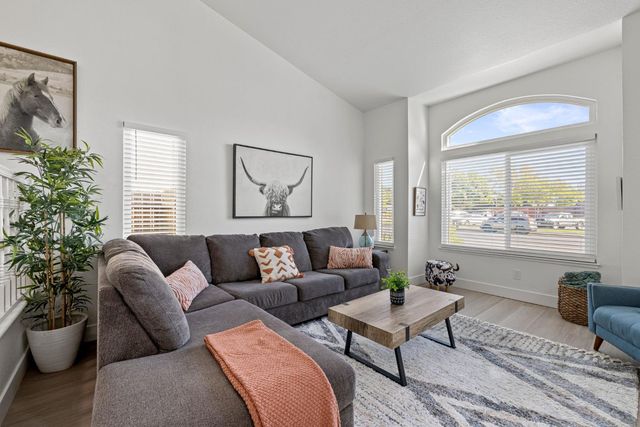 8917 Old Creek Dr, Elk Grove, CA 95758