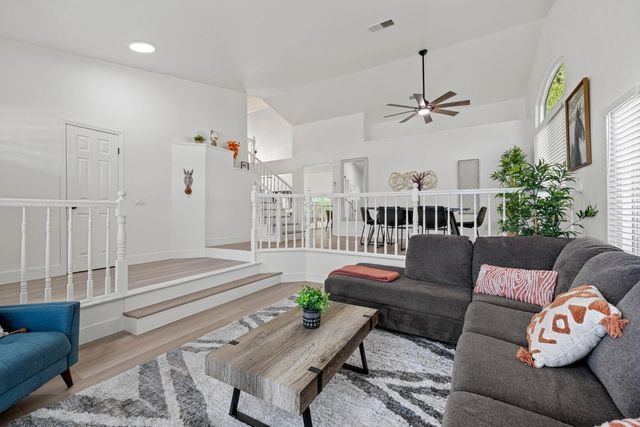 8917 Old Creek Dr, Elk Grove, CA 95758