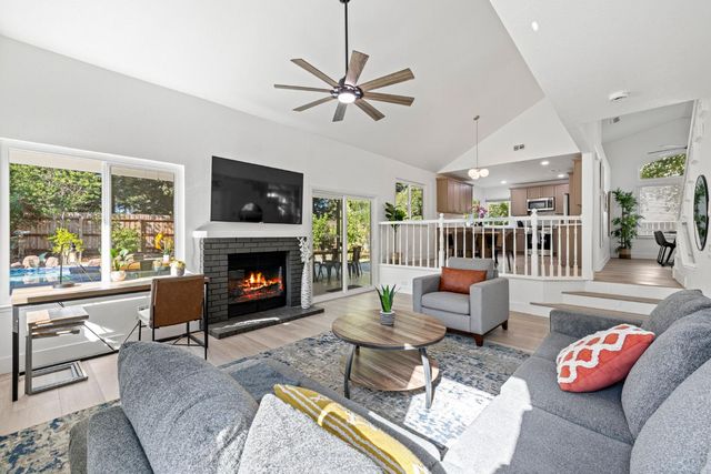 8917 Old Creek Dr, Elk Grove, CA 95758