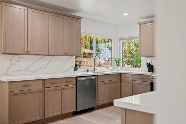 8917 Old Creek Dr, Elk Grove, CA 95758