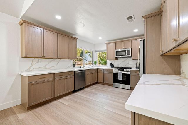 8917 Old Creek Dr, Elk Grove, CA 95758