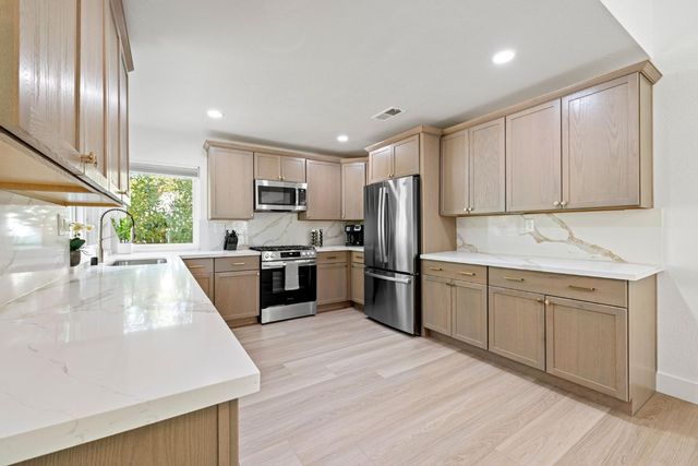 8917 Old Creek Dr, Elk Grove, CA 95758