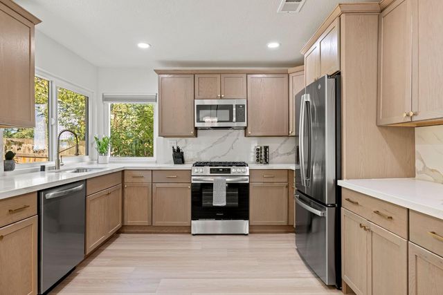 8917 Old Creek Dr, Elk Grove, CA 95758