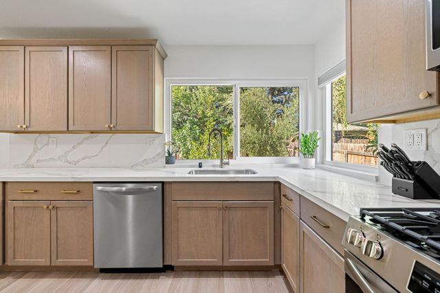 8917 Old Creek Dr, Elk Grove, CA 95758