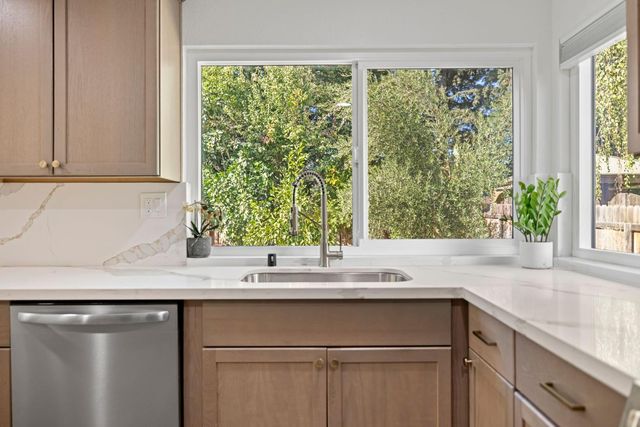 8917 Old Creek Dr, Elk Grove, CA 95758