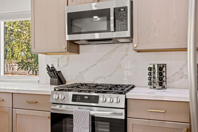 8917 Old Creek Dr, Elk Grove, CA 95758