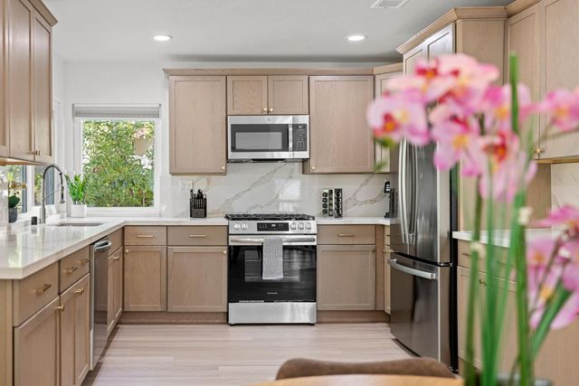 8917 Old Creek Dr, Elk Grove, CA 95758