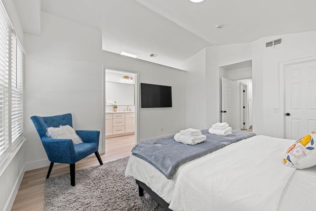 8917 Old Creek Dr, Elk Grove, CA 95758