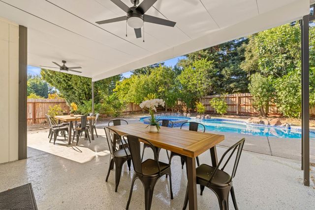 8917 Old Creek Dr, Elk Grove, CA 95758