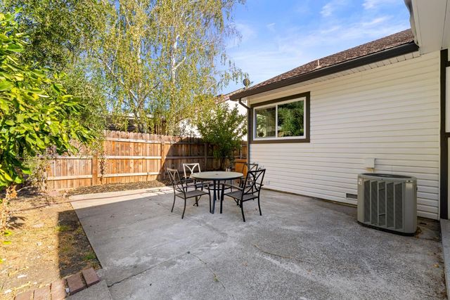 8917 Old Creek Dr, Elk Grove, CA 95758