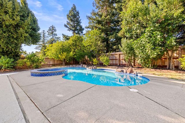 8917 Old Creek Dr, Elk Grove, CA 95758