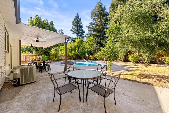 8917 Old Creek Dr, Elk Grove, CA 95758