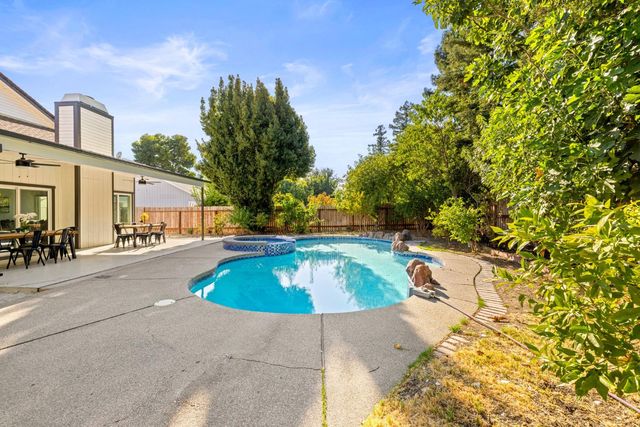 8917 Old Creek Dr, Elk Grove, CA 95758