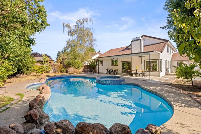 8917 Old Creek Dr, Elk Grove, CA 95758