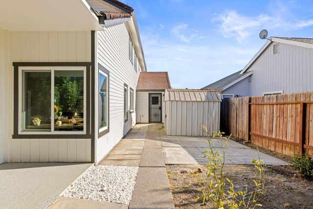 8917 Old Creek Dr, Elk Grove, CA 95758