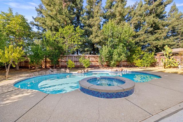 8917 Old Creek Dr, Elk Grove, CA 95758