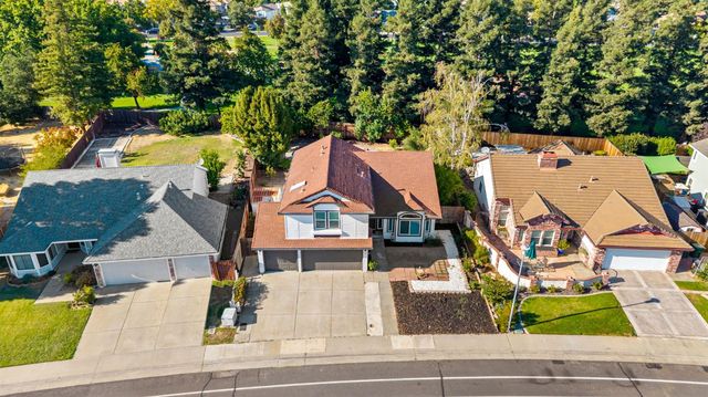 8917 Old Creek Dr, Elk Grove, CA 95758