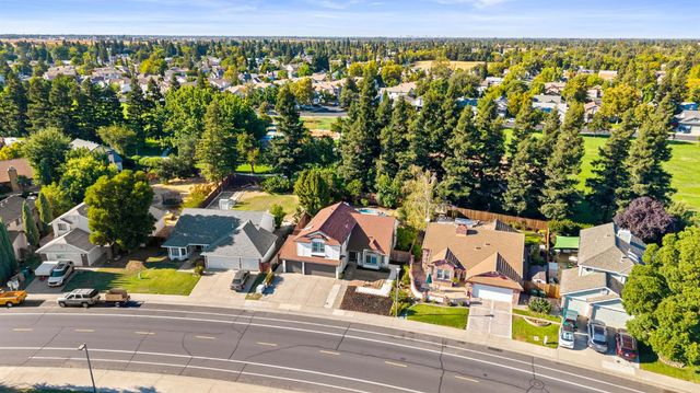 8917 Old Creek Dr, Elk Grove, CA 95758