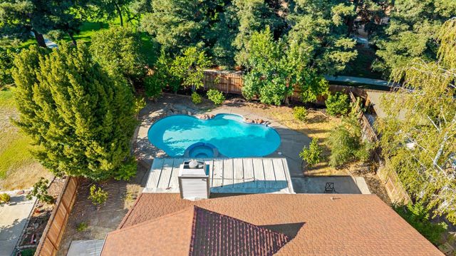 8917 Old Creek Dr, Elk Grove, CA 95758