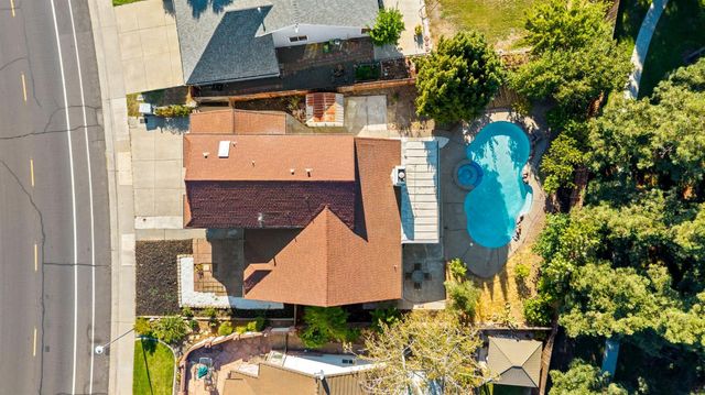 8917 Old Creek Dr, Elk Grove, CA 95758