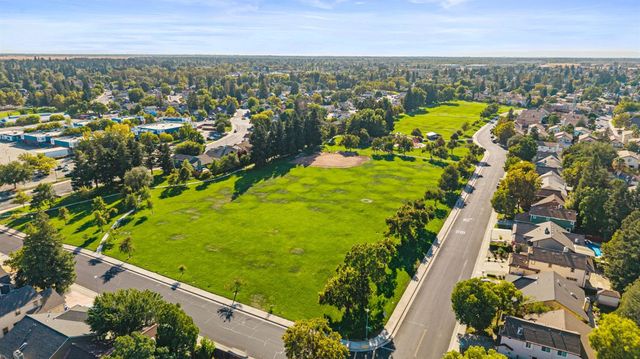 8917 Old Creek Dr, Elk Grove, CA 95758