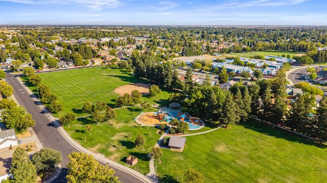 8917 Old Creek Dr, Elk Grove, CA 95758