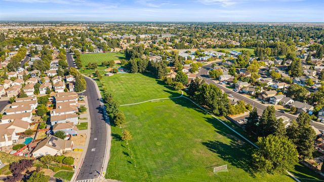 8917 Old Creek Dr, Elk Grove, CA 95758